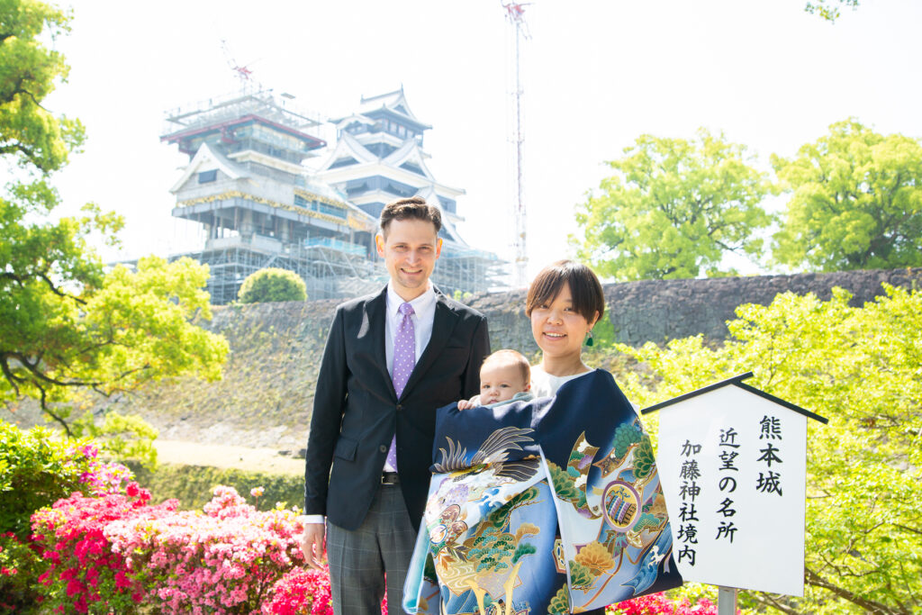 熊本城をバックにした記念写真